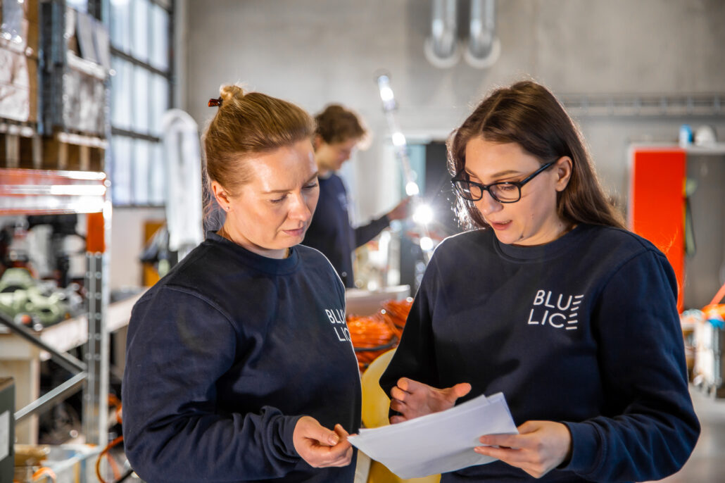 Medarbeidere monterer og kontrollerer Blue Lice-utstyr for forebyggende lusekontroll.